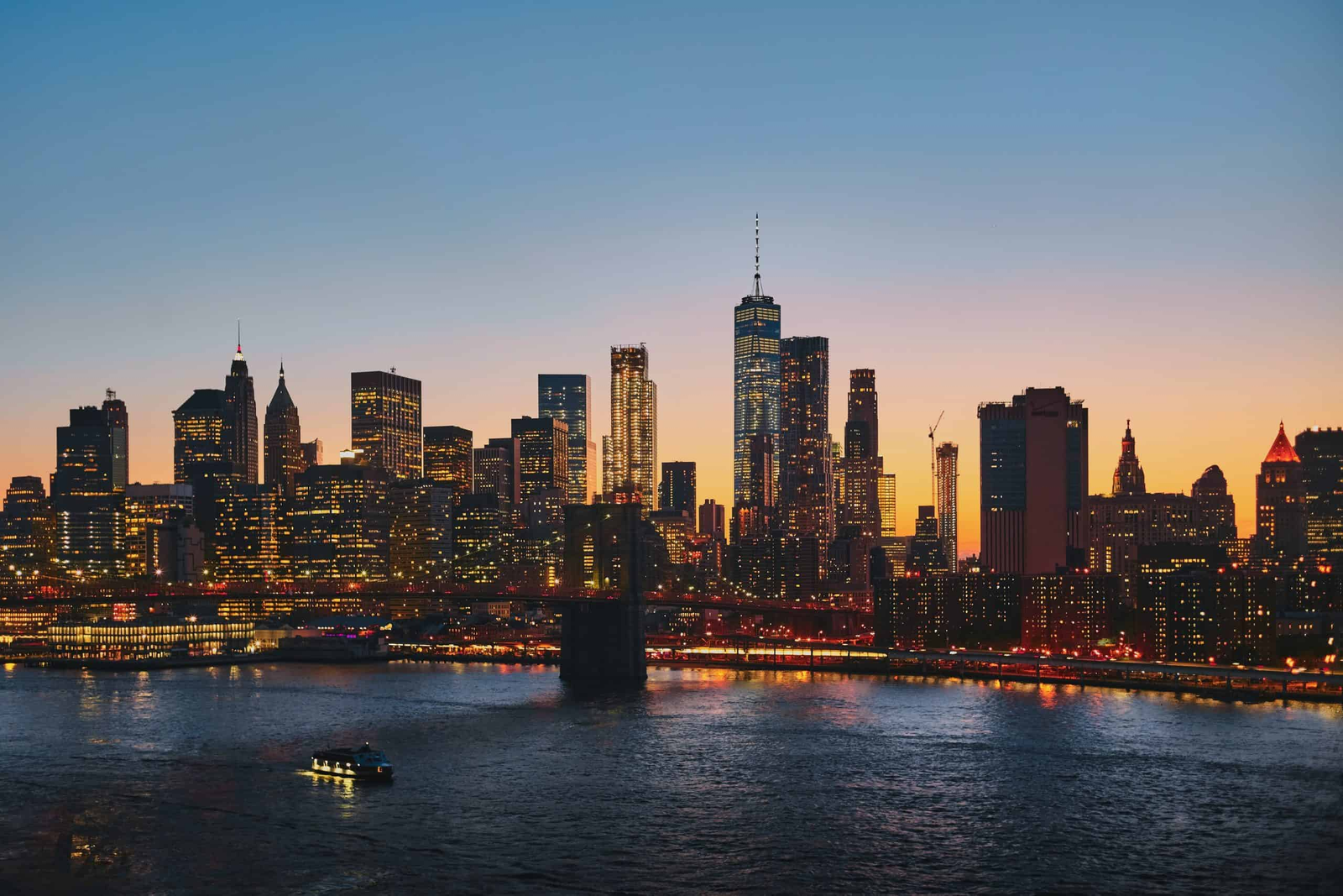 Skyline de la ciudad al atardecer